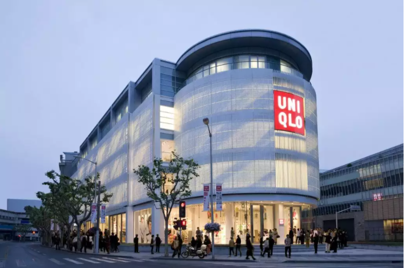 Uniqlo 成功打造 100% 全自动仓储中心，机器手臂连折衣服、包装都能做！