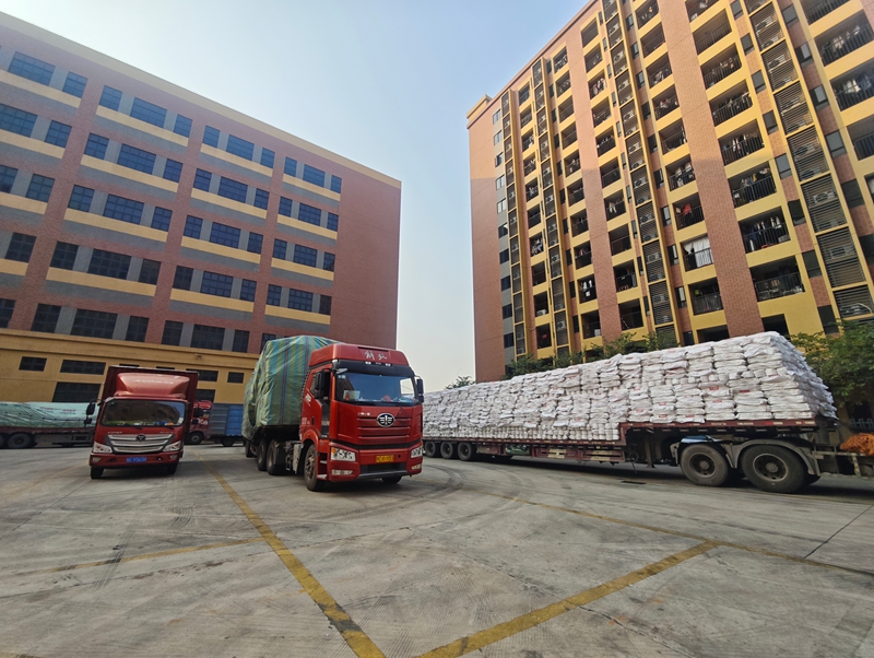 停靠在等待区域的货车